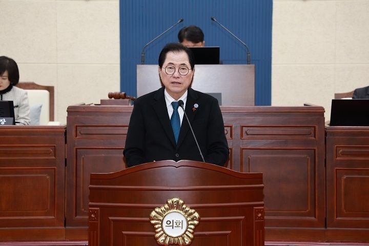 신우철 완도군수가 시정연설을 통해 2025년 군정 운영 방향을 제시했다.