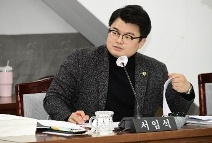 서임석 시의원은 “예산통제 기능이 사라졌다”며 2026년 상반기까지 수수료 기준 마련을 촉구했다.