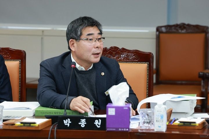 박종원 의원이 섬 택배 추가운임 지원 앱 사업에 대해 “신청·증빙을 주민이 건마다 반복하면 실효성이 떨어진다”며 자동 정산 방식 도입과 중장기 운영계획 마련을 촉구했다.