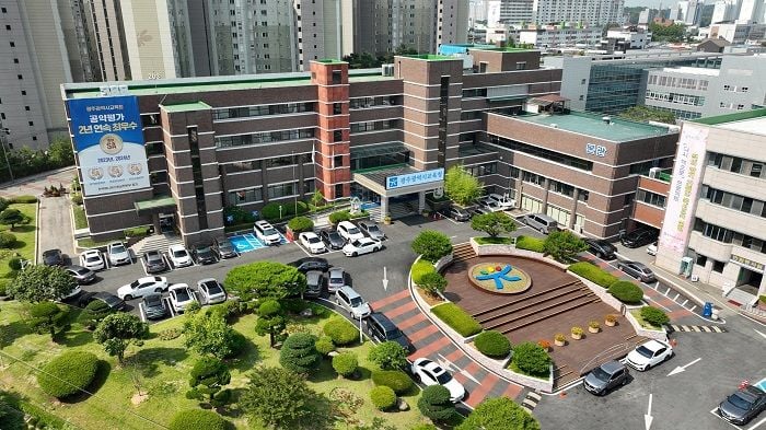 광주에서 10년 만에 고3 재학생 수능 만점자가 나왔다. 서석고 최장우 학생이 전 영역 만점을 기록했으며, 시교육청은 정시 전략 설명회와 1대1 상담 등 수험생 지원을 강화한다고 밝혔다.