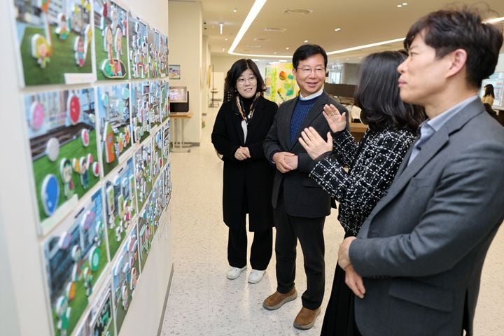 구청 1층 ‘모두의 쉼터’에서 열린 ‘아동 권리 미술 전시회’를 찾아 아이들의 작품을 감상하고 있는 박병규 구청장 ⓒ광주 광산구
