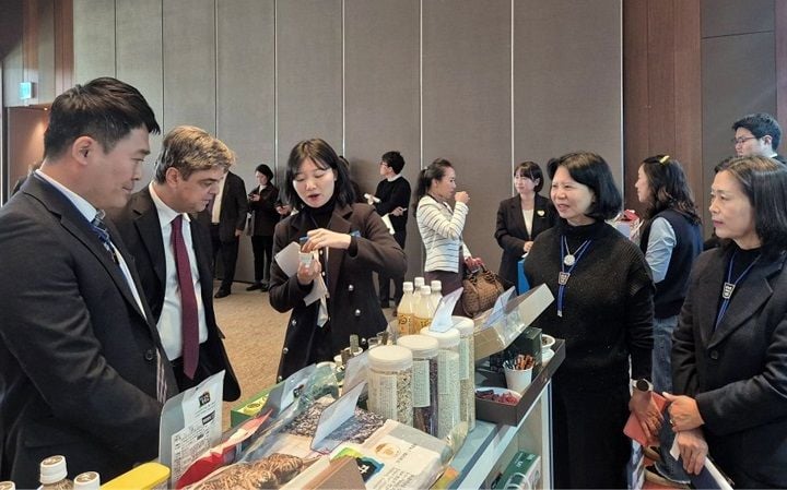 장흥군이 외교부 주관 주한외교단 홍보행사에 참가해 막걸리·김스넥 등 지역 특산물과 관광자원을 소개했다.