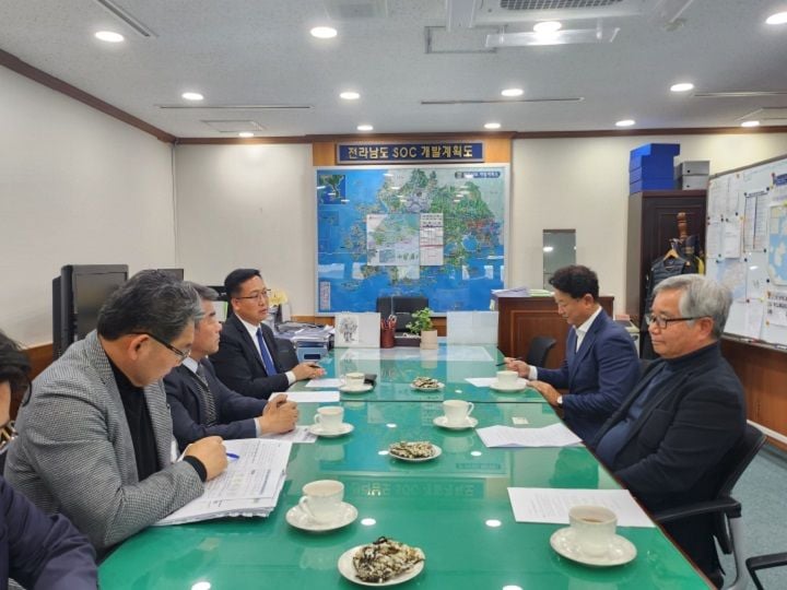 용환 조국혁신당 목포시지역위원장과 조석훈 목포시장 권한대행이 지역 현안해결 정책 면담을 하고있다.