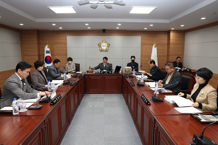 보성군의회 행정사무감사 특위가 7일간의 군정 감사를 마치고 결과보고서를 채택했다. 적자 시설 운영 개선, 태양광 규제 완화 등 구조적 현안을 집중 지적했으며, 의회는 시정·후속 조치를 강하게 요구할 방침이다.