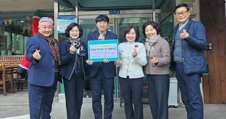 무궁화복지월드 광주방면봉사단이 연말을 맞아 광주 애육원·영신원·지역아동센터·광산구 가족센터에 총 900만원의 기부금을 전달하며 지역 나눔을 실천했다.