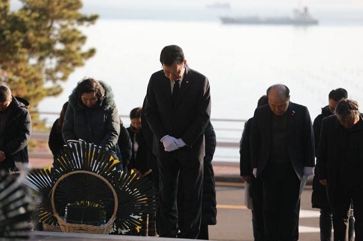전남도지사 출마를 밝힌 신정훈 국회 행안위원장이 여순사건 희생자 위령비를 참배하고 유족들과 만나 진실규명·명예회복 완수 의지를 밝혔다.