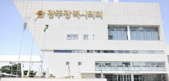 광주시의회가 광주 군·민간공항의 무안국제공항 이전 합의에 대해 공식 환영 입장을 밝혔다.