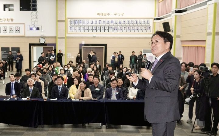광주시가 광주 군공항 무안 이전에 대한 대통령실 합의 이후 처음으로 광산구 주민설명회를 열고 추진 경과와 향후 로드맵을 공유했다.강기정 시장이 19일 광산구청 윤상원홀에서  최근 추진 상황과 향후 계획을 설명하고 있다. 광주광역시
