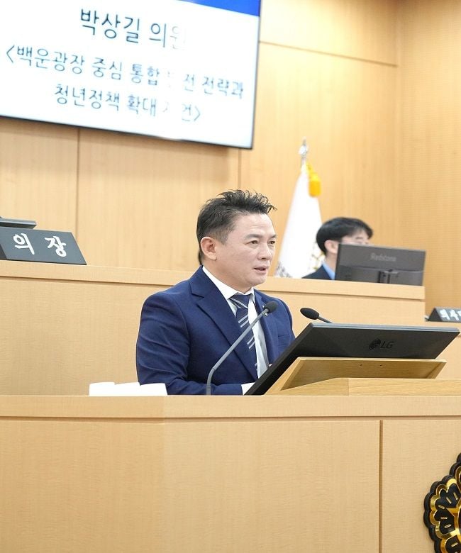 박상길 광주 남구의회 의원이 백운광장 중심 통합 발전 전략과 청년 정책 확대를 제안했다. 2026년을 대비한 남구 랜드마크 조성과 청년 정주 환경 구축 필요성을 강조했다.