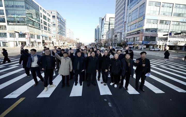광주광역시가 약속한 일정대로 도시철도 2호선 1단계 도로를 전면 개방했다. 강기정 시장은 “시민과의 약속을 지켰다”며 안전 최우선 무사고 공정 완수를 강조했다.ⓒ광주시
