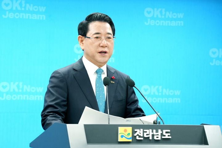 송년 기자 브리핑을 통해 민선 7~8기 주요 성과와 2026년 도정 방향을 발표하고 있는 김영록 전남도지사 