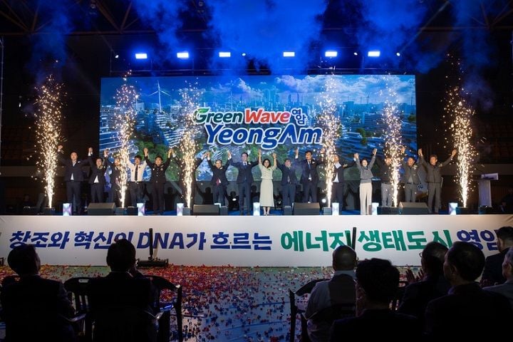 영암군이 2025년 ‘영암형 성장 방정식’을 완성하며 재정혁신·지역순환경제·에너지 전환·통합돌봄을 잇는 지속가능 성장 모델을 본격 가동한다.