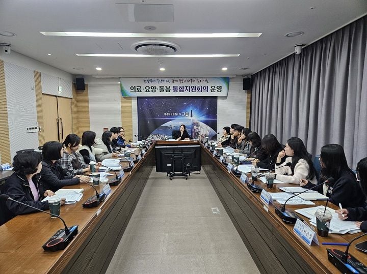 고흥군이 2026년 3월 시행 예정인 의료·요양 통합돌봄 본사업을 앞두고 통합지원회의를 열고 대상자 맞춤형 돌봄 체계 구축에 속도를 내고 있다.