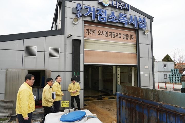 윤병태 시장이 동수동 거점소독시설을 방문해 방역 대응 상황과 운영 실태를 점검했다 ⓒ나주시