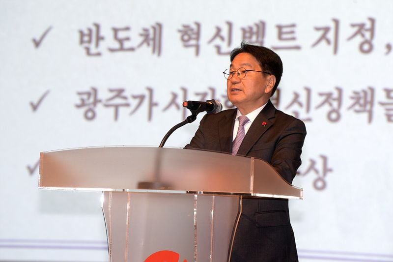 강기정 시장이 5일 시청 대회의실에서 열린 올해 첫 정례조회에 참석해 광주·전남 행정통합을 포함한 올해 시정 방향을 설명하고 있다 ⓒ광주광역시 