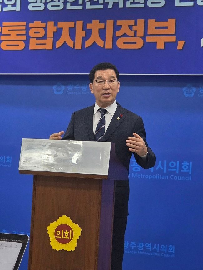 신정훈 국회 행안위원장이 광주·전남 통합특별법의 2월 내 국회 통과를 선언했다. 서울급 자치권한을 갖춘 초광역 특별자치정부 구상을 공식화하며 분권국가 전환의 첫 모델을 제시했다.