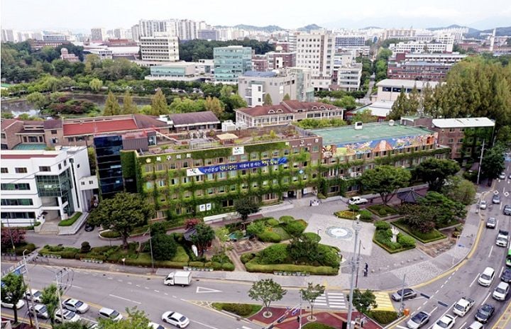 광주 북구의회 의원 10명이 문인 북구청장의 사퇴 철회 결정을 비판하며 “주민 혼란을 초래했다”고 지적했다. 의원들은 “행정통합 명분을 앞세운 사퇴 번복은 공직 신뢰를 훼손했다”며 명확한 해명을 요구했다.