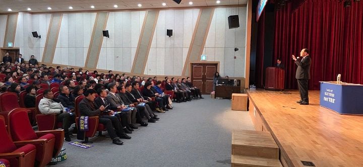 이개호 의원이 목포 타운홀 미팅에서 광주·전남 행정통합의 조속한 추진을 강조했다. RE100 산단, 해상풍력, 의대 신설 등 서남권 미래 전략도 제시했다. ▲   ⓒ군의회