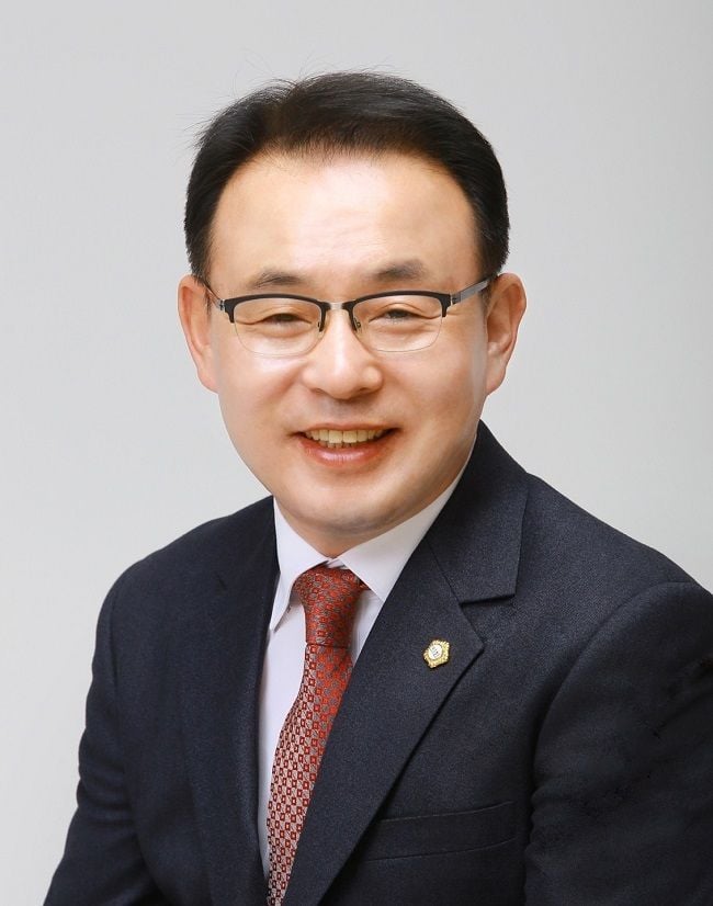 완도군의회 4선을 지낸 조인호 의원이 전라남도의회 출마를 선언했다. 도서지역 교통·의료·해양 정책의 실질적 결정을 위해 도정 도전에 나섰다.