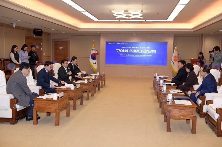 강기정 시장이 12일 오후 시청에서 5개 구의회 의장단과 간담회를 열고, (가칭) 광주전남특별시 성공적 안착을 위한 '대통합 공동 선언'을 발표하고 있다. ⓒ광주광역시