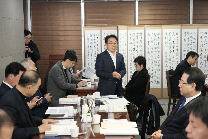 강기정 광주광역시장이 15일 국회의원회관에서 ‘광주‧전남 행정통합 추진을 위한 지역 국회의원 조찬 간담회’에 참석해 특별법 제정과 관련한 주요 내용을 논의하고 있다. /광주광역시 제공