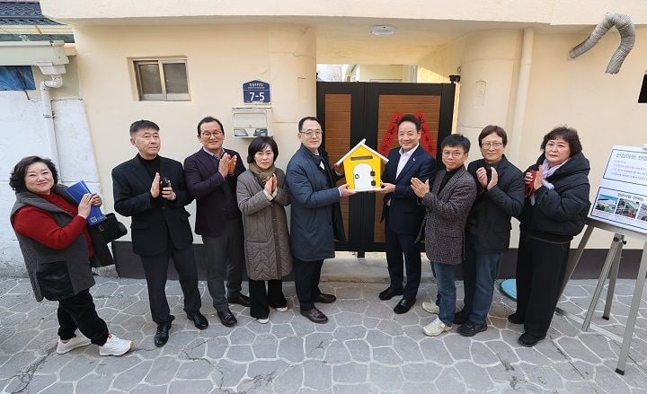 광주 동구가 ‘빈집마켓’ 사업 1호 성과를 냈다. 지산동 방치 빈집을 정비해 청년·신혼부부에게 시세의 50%로 임대하며 주거 안정과 지역 환경 개선을 동시에 추진한다.