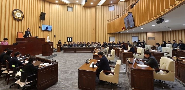 광주 서구의회가 16~23일 임시회를 열고 구정 업무보고와 일반안건을 심사한다. 전승일 의장은 골목상권 회복, 생활 인프라 확충, 안전 대응, 광주·전남 행정통합에 대한 의회의 역할을 강조했다.