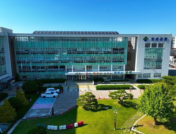 30년 만에 인구 순유입을 기록한 보성군이 294억 원 규모의 지방소멸대응기금으로 2026년 인구 소멸 위기 극복에 나선다. 청년·출산·교육 전략을 총동원한 거점 중심 인구 반등 모델이 주목된다.