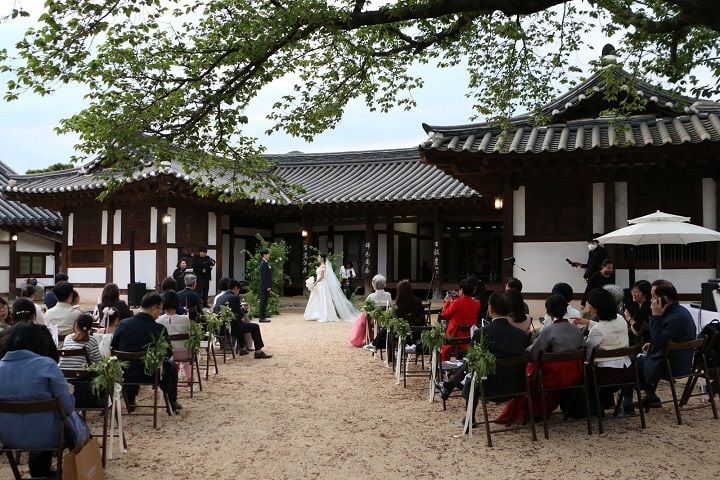 나주시가 청년부부의 결혼 초기 부담을 덜기 위해 가구당 200만 원의 결혼축하금을 지원한다. 혼인 후 일정 요건을 충족한 신혼부부를 대상으로 하며, 청년 정착과 인구 유입을 위한 정책 연계도 함께 추진한다.ⓒ나주시