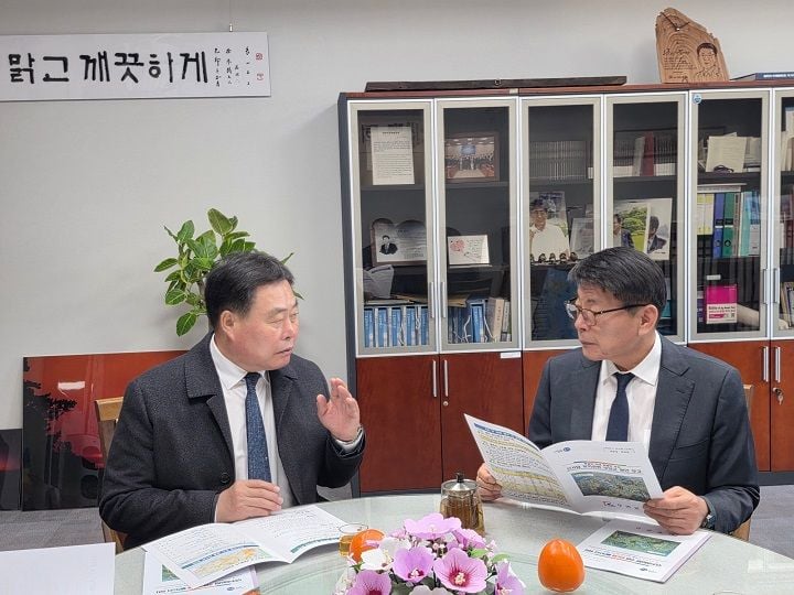 서삼석의원과 면담하는 김산 군수ⓒ무안군