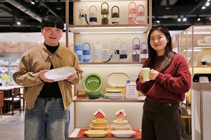 본관 8층 '오덴세' 매장에서 직원들이 패브릭 브랜드 'FINCA(핀카)'와 콜라보한 제품을 선보이고 있다 ⓒ광주신세계, 