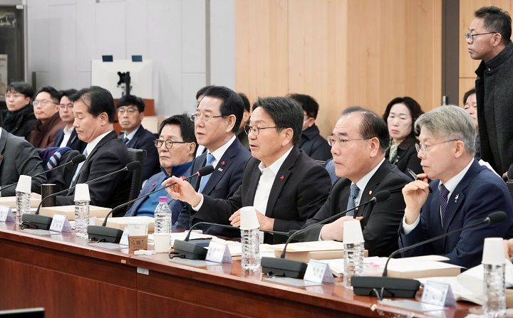 광주광역시와 전라남도가 광주전남특별시 설치를 위한 통합특별법 제정을 놓고 시도지사-국회의원 2차 간담회를 열어 재정·AI·에너지 등 핵심 특례와 2월 국회 통과 전략을 논의했다.