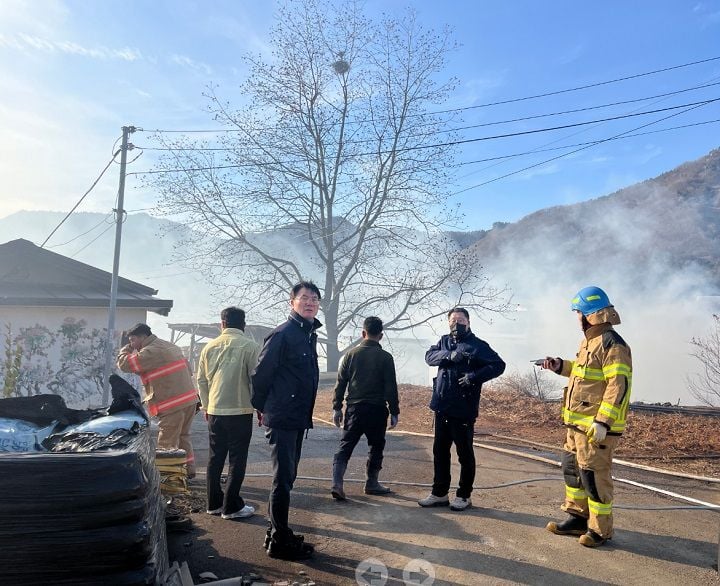 고흥군 동강면 청정식품농공단지에서 화재가 발생해 소방차와 헬기가 투입됐다. 고흥군의회는 현장을 찾아 피해 상황과 진화 대응을 점검하고 재발 방지 대책 마련을 주문했다.