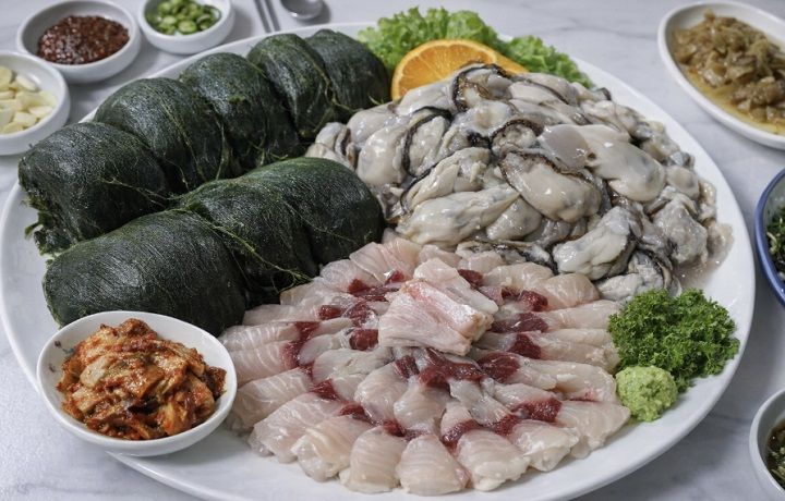 완도군이 겨울철 제철 먹거리로 유자·김·굴·매생이·삼치를 ‘5대 겨울 별미’로 선정했다. 청정 해역에서 자란 완도 특산물로 맛과 건강을 동시에 챙길 수 있다.