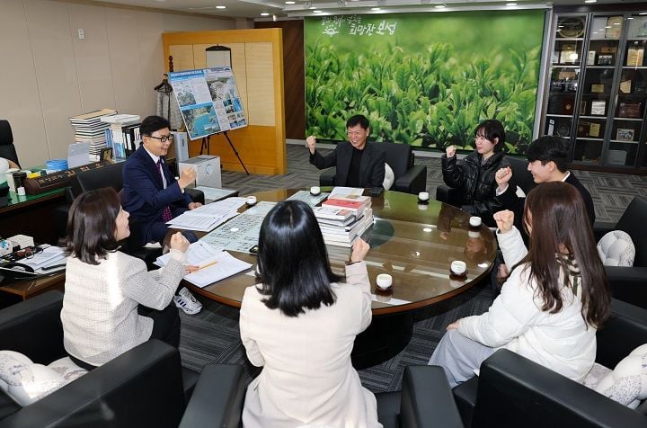 지난해 벌교고등학교 수능생들과 차담을 나누고 있다ⓒ 보성군