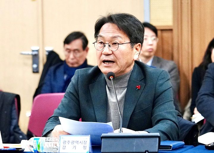 강기정 시장이 25일 광주 김대중컨벤션센터에서 열린 ‘광주전남 특별법 검토 시도지사-국회의원 제3차 간담회’에 참석해 ‘광주·전남 행정통합 특별법(가칭)’ 제정과 관련한 주요 내용을 논의하고 있다. ⓒ광주광역시 