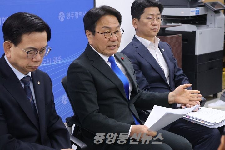 강기정 광주시장이 행정통합 특별법 논의와 관련해 청사 주소재지는 광주로 정해져야 한다고 강조했다