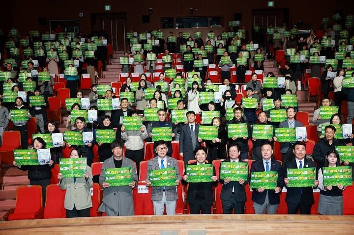 보성군과 보성교육지원청이 ‘2030 보성 미래교육 비전 선포식’을 열고 AI교육과 지역 연계 기반의 글로컬 미래교육 체계 구축에 본격 나섰다.