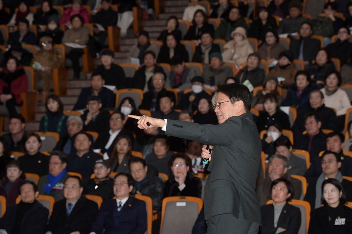 강기정 시장이 27일 북구문화센터에서 열린 '광주전남 통합 북구권역 시민공청회'에 참석해 광주전남 통합 추진 경과 및 향후 일정 등을 공유하고 있다. ⓒ광주광역시