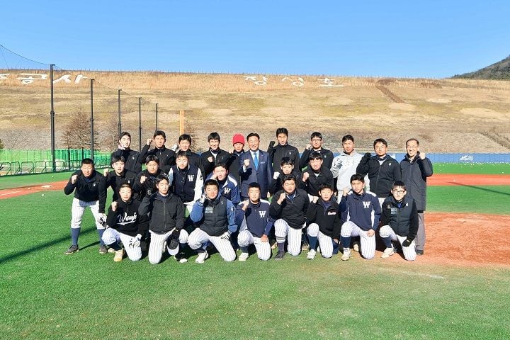 김한종 군수가 27일 원주고 야구 선수단이 동계 전지훈련 중인 장성호 체육공원을 찾았다. ⓒ장성군 