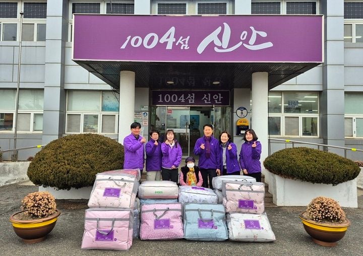 신안군 자은면에 사는 88세 김금단 할머니가 생활비를 모아 310만 원을 기탁하며 이웃사랑을 실천했다. 성금은 독거노인과 저소득 가구 겨울 이불 지원에 쓰일 예정이다.