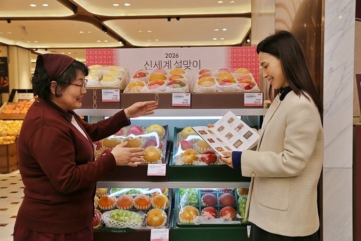 광주신세계, 본관 지하 1층 행사장에서 직원이 고객에게 설 선물세트를 선보이고 있다ⓒ신세계 