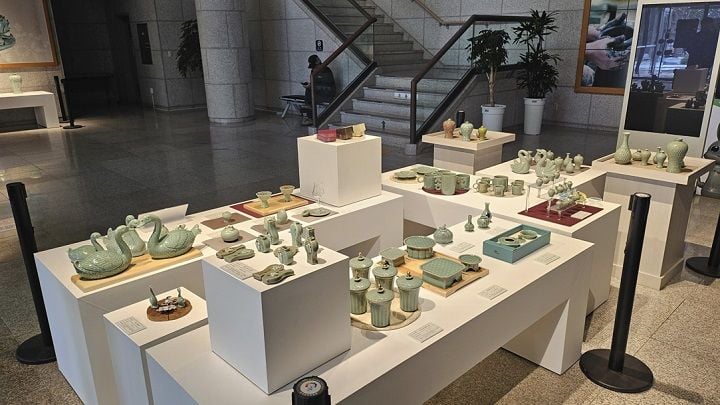 강진군 고려청자박물관이 강진청자축제를 앞두고 청자 굿즈 기획전과 화목가마·일반가마 경매작품 전시를 선보이며 전통과 산업을 잇는 관광 콘텐츠를 강화한다.