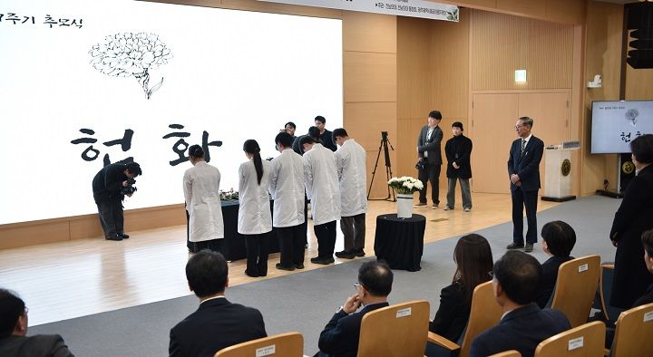 화순전남대학교병원 미래의료혁신센터에서 열린 윤한덕 센터장 7주기 추모식에서 의료진들이 헌화와 묵념으로 고인을 기리고 있다.