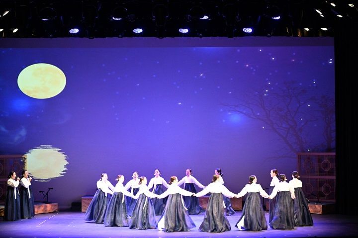 진도 토요민속여행과 운림산방, 신비의 바닷길이 문화체육관광부 ‘로컬100’에 선정됐다. 전통·예술·자연을 아우른 진도의 문화자원이 전국적 경쟁력을 인정받으며 체류형 관광 확대가 기대된다.