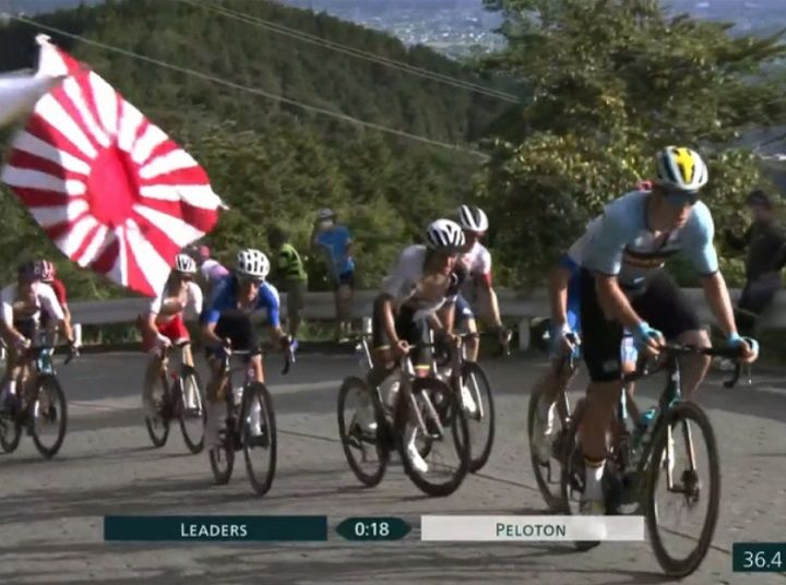 도쿄 올림픽 당시 사이클 남자 도로 경기중에 욱일기 응원이 펼쳐진 장면ⓒ서경덕 교수