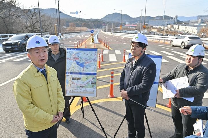 광주 서구는 9일 매월동 전평제와 남구 효천지구를 잇는 ‘매월~효천 도로’에서 개통을 앞두고 염수분사장치 시설 및 부속물 등을 살펴보며 현장점검을 실시했다. 광주 서구 제공