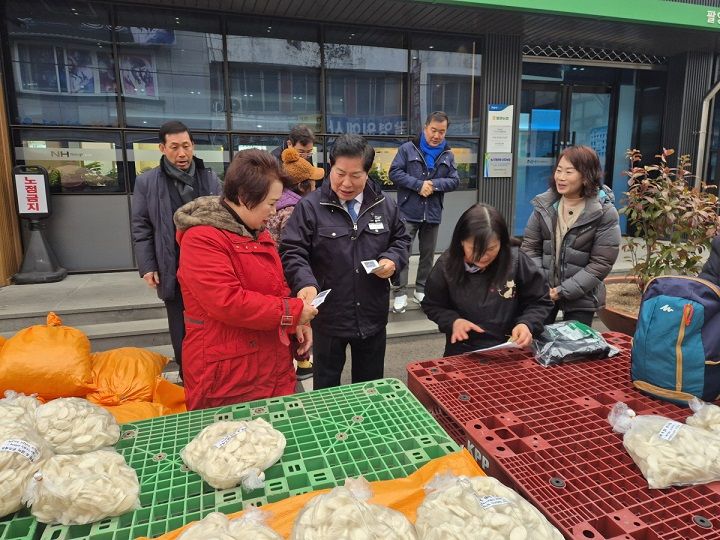 현장에서는 고흥사랑상품권으로 직접 물품을 구매하는 장보기 행사가 함께 진행됐다. 군수가 직접 소비에 참여하며 지역 화폐 사용을 독려한 이번 행보는 전통시장 매출 확대와 지역 내 소비 선순환을 유도하기 위한 취지로 마련됐다.ⓒ영암군