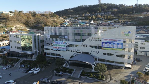 완도군이 2026년부터 현역병 입영 청년에게 10만원 상당 완도사랑상품권을 지급한다. 전남 군 단위 최초 시행으로, 청년 지원과 지역경제 활성화를 동시에 노린 정책이다.