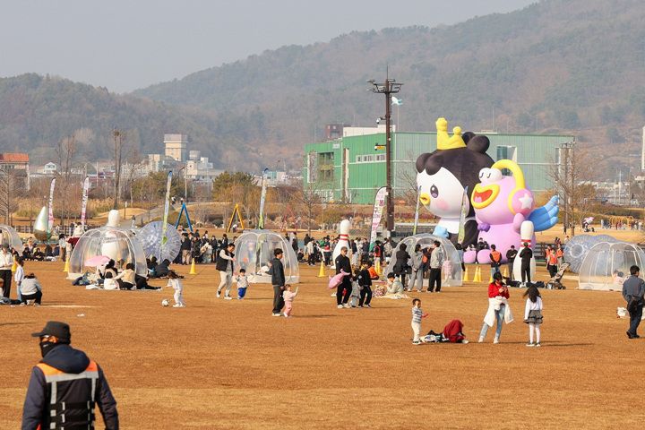 오천그린광장을 찾은 가족 단위 방문객과 관람객들 ⓒ순천시